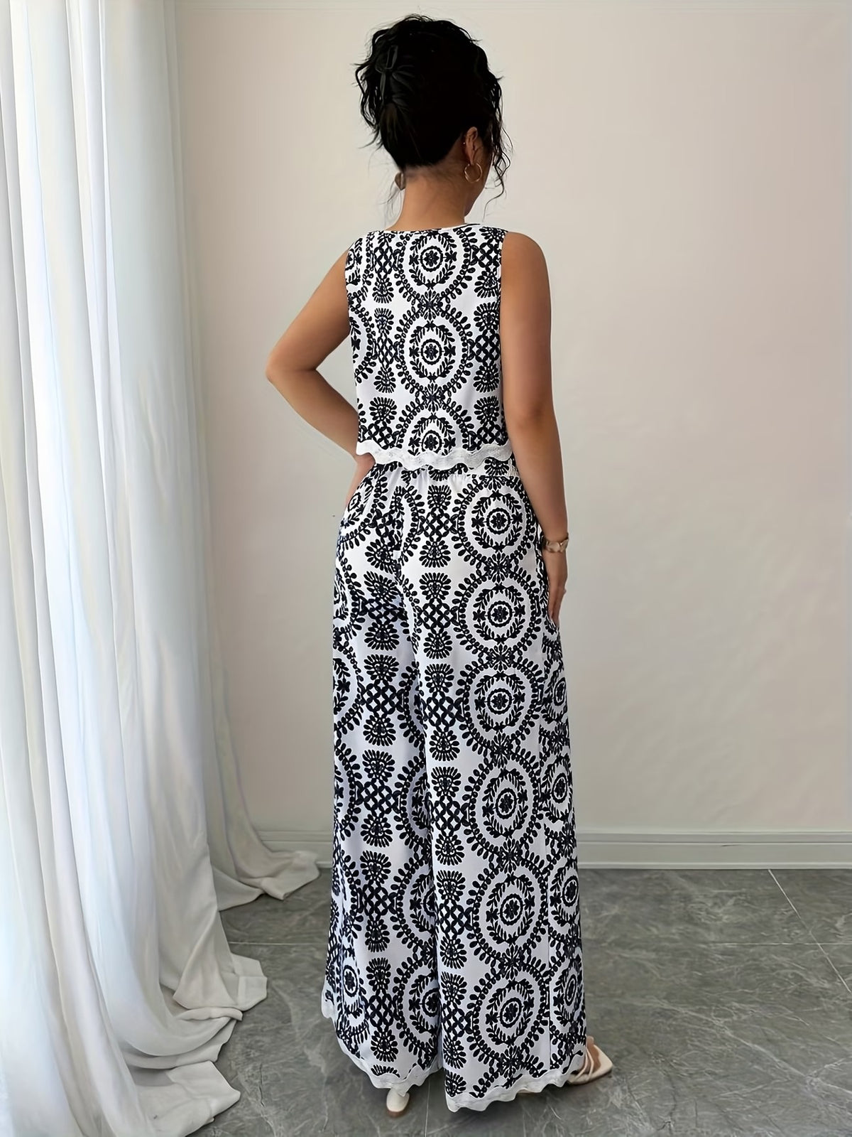 Women’s Stylish Sleeveless Blouse & Printed Straight-Leg Pants Set