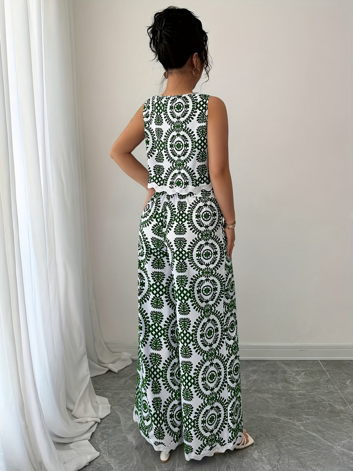 Women’s Stylish Sleeveless Blouse & Printed Straight-Leg Pants Set