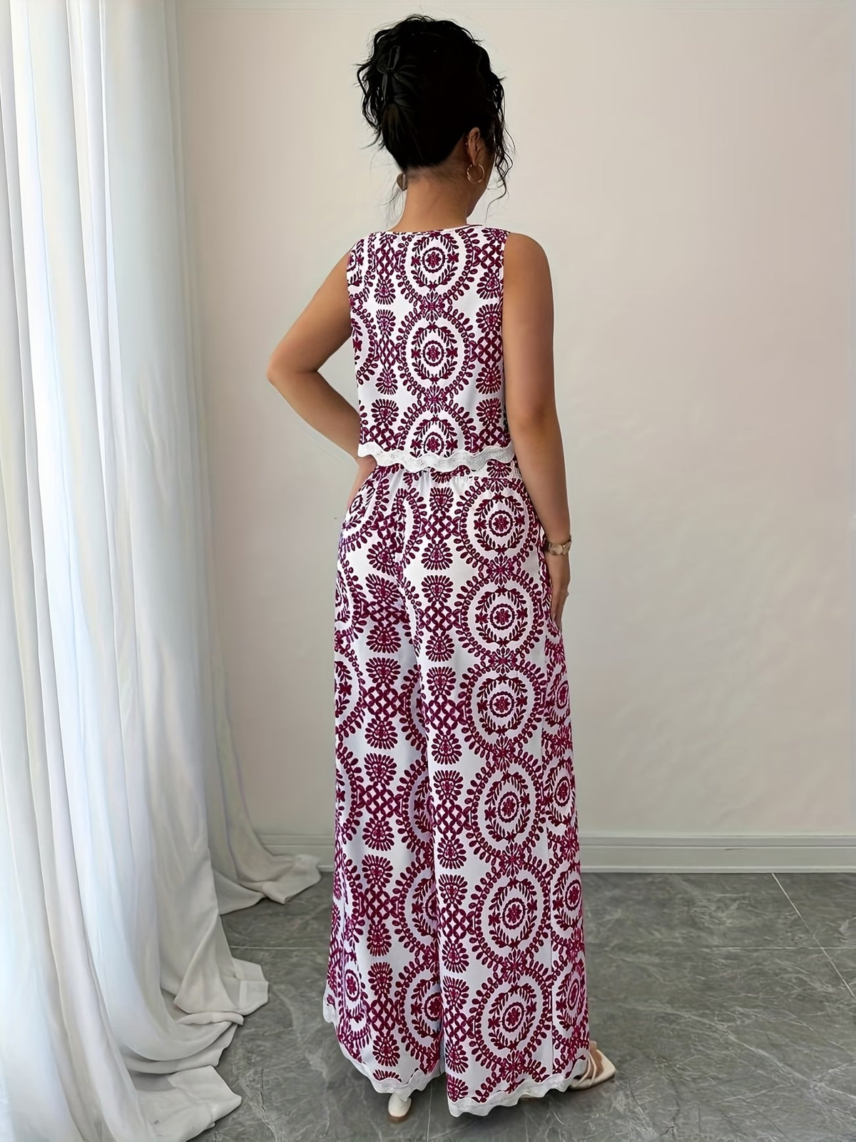 Women’s Stylish Sleeveless Blouse & Printed Straight-Leg Pants Set