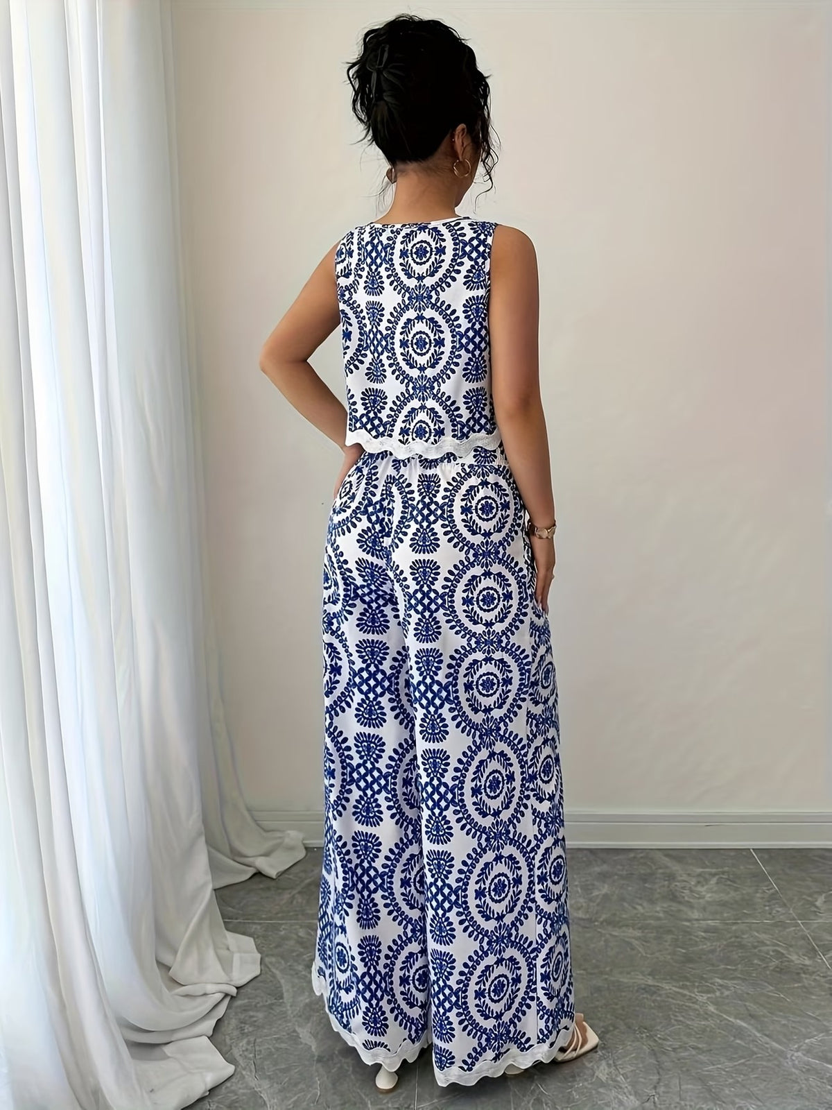 Women’s Stylish Sleeveless Blouse & Printed Straight-Leg Pants Set