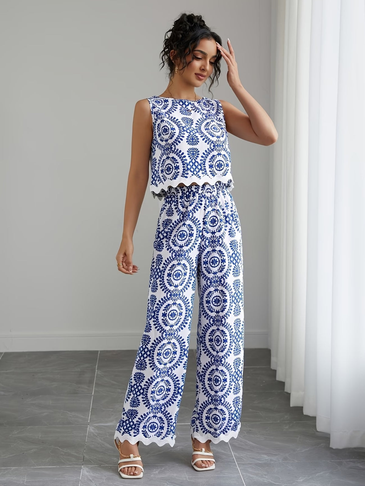 Women’s Stylish Sleeveless Blouse & Printed Straight-Leg Pants Set
