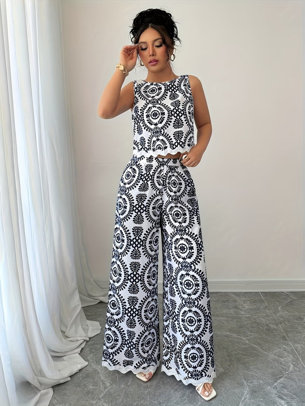 Women’s Stylish Sleeveless Blouse & Printed Straight-Leg Pants Set